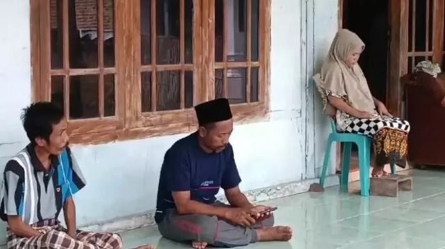 Suasana rumah milik ibu yang kepala bayinya tertinggal di dalam rahim saat persalinan