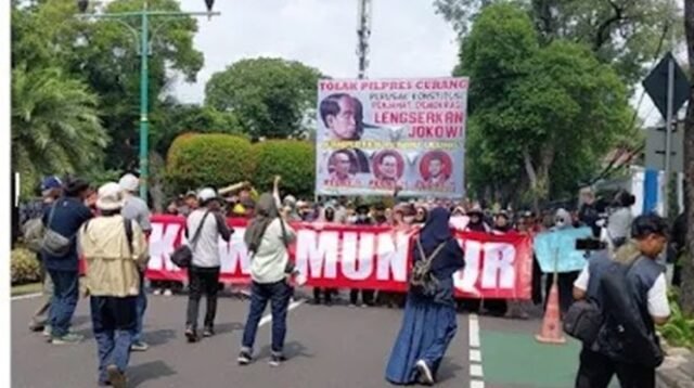 Aksi massa bakar ban di depan Kantor KPU Menteng Jakpus