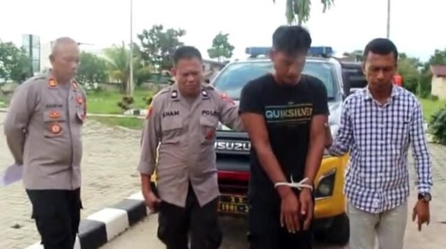 Pelaku DS diringkus polisi, usai menyetubuhi anak kandungnya, di Kota Kendari