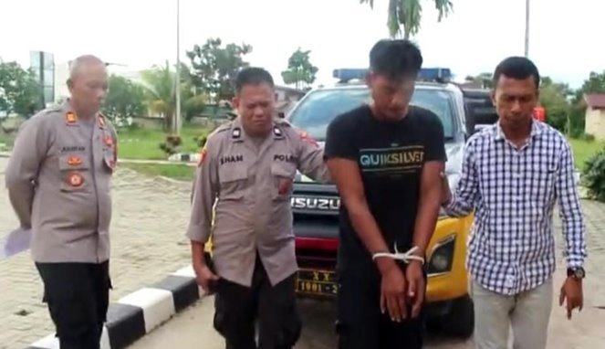 Pelaku DS diringkus polisi, usai menyetubuhi anak kandungnya, di Kota Kendari