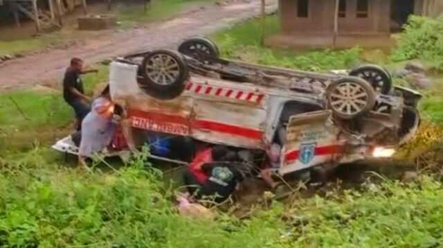 Ambulans milik RSUD Datu Pancaitana Bone terjun ke jurang