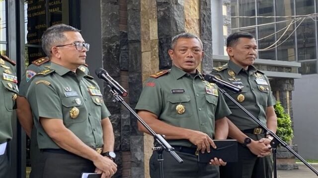 Panglima Kodam XVII/Cenderawasih Mayjen Izak Pangemanan (tengah) saat konferensi pers di Subden Denma Mabes TNI, Jakarta Pusat