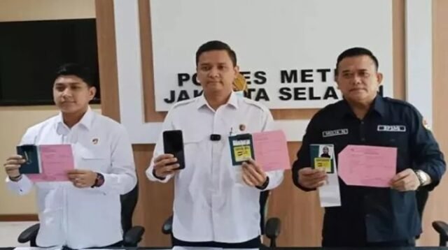 Wakasat Reskrim Polres Metro Jakarta Selatan Kompol Henrikus Yossi yang menunjukkan barang bukti kasus TPPO di Jakarta