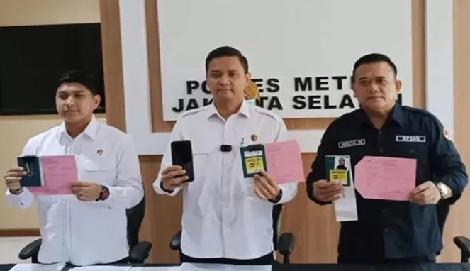 Wakasat Reskrim Polres Metro Jakarta Selatan Kompol Henrikus Yossi yang menunjukkan barang bukti kasus TPPO di Jakarta