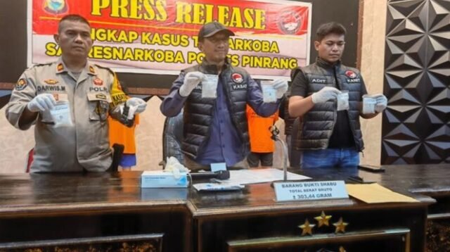 Satresnarkoba Polres Pinrang menggelar press rilis penangkapan tiga pria yang hendak edarkan narkoba jenis sabu di wilayah Kabupaten Pinrang, Sulawesi Selatan