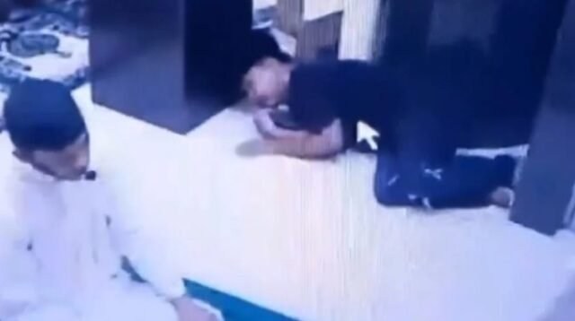 Tangkapan Layar Pemuda yang sembunyi di samping Iman yang di cari Gerombolan.