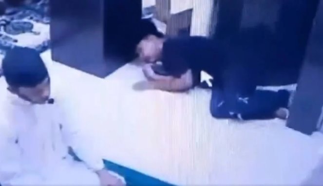 Tangkapan Layar Pemuda yang sembunyi di samping Iman yang di cari Gerombolan.
