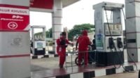 Operator spbu Kalappo saat mengisi jerigen mafia bbm