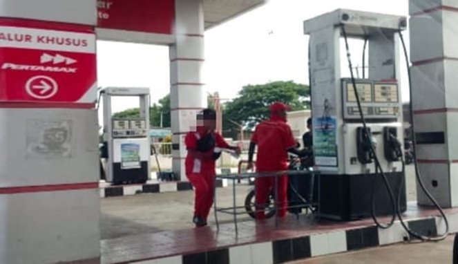 Operator spbu Kalappo saat mengisi jerigen mafia bbm