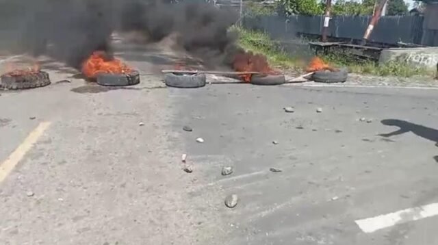 Saat pengunjuk rasa bakar ban