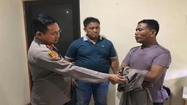 Kapolsek Duren Sawit AKP Sutikno saat menginterogasi polisi gadungan di Mapolsek Duren Sawit, Jakarta Timur
