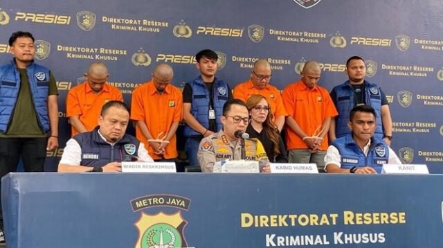 4 pelaku bisnis judi online di Mapolda Metro Jaya saat press liris