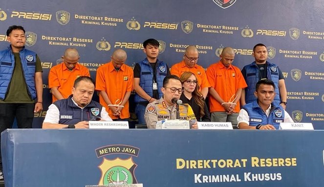 4 pelaku bisnis judi online di Mapolda Metro Jaya saat press liris