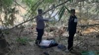 Sesosok mayat bayi tersebut ditemukan warga di pinggiran Sungai Cikeas setelah sempat disangka sebuah boneka