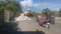 Tumpukan Material Proyek Drainase di Lekopancing