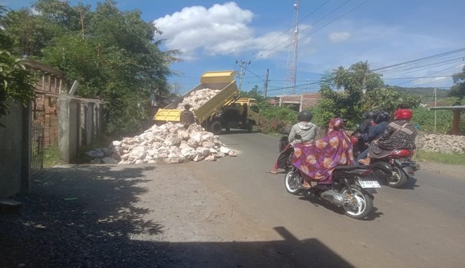 Tumpukan Material Proyek Drainase di Lekopancing
