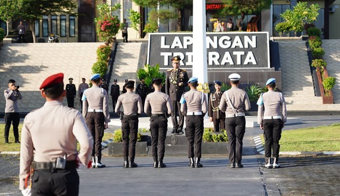 Sejumlah personel Polda Sulbar yang dilakukan Pemberhentian Tidak Dengan Hormat (PTDH) atau pemecatan terkait penyalahgunaan narkoba dan kasus percaloan penerimaan casis Bintara Polri
