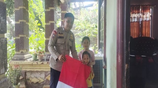 Bripka Aswin Distribusikan Bendera, Jelang HUT RI ke-79