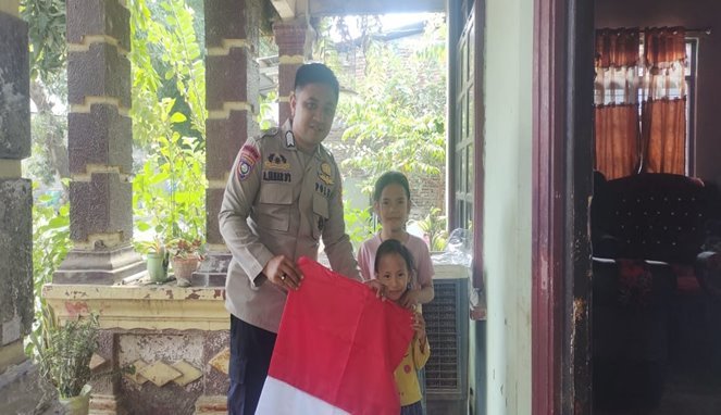 Bripka Aswin Distribusikan Bendera, Jelang HUT RI ke-79