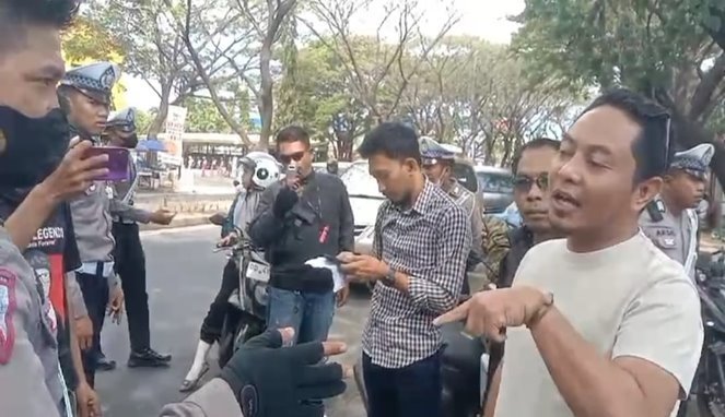 Cawabup Bone Terlibat Argumen dengan Polisi, 'Dikerjai' Media?