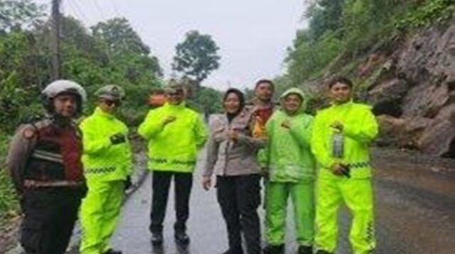 Jalan Poros Maros-Bone Longsor, Material Tutupi Lajur Kendaraan