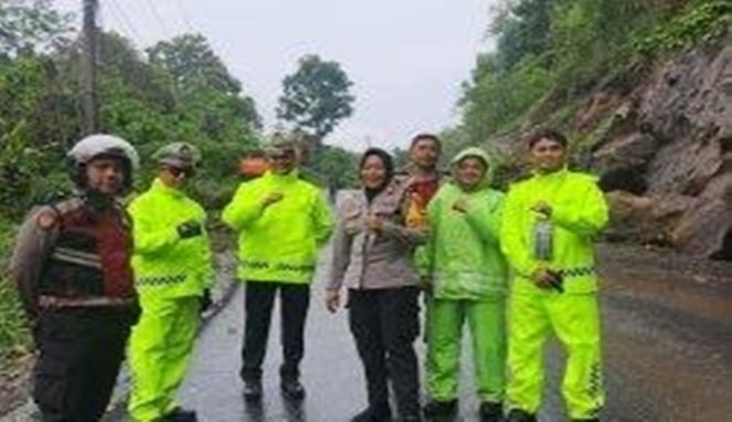 Jalan Poros Maros-Bone Longsor, Material Tutupi Lajur Kendaraan