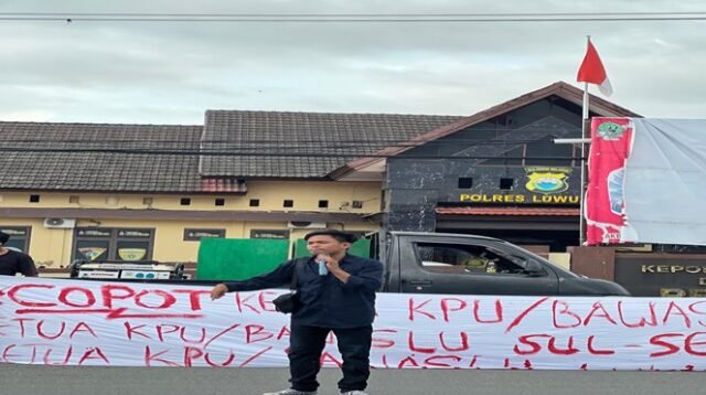 Foto Dukungan Bupati Luwu Utara Beredar, Massa Geruduk Bawaslu