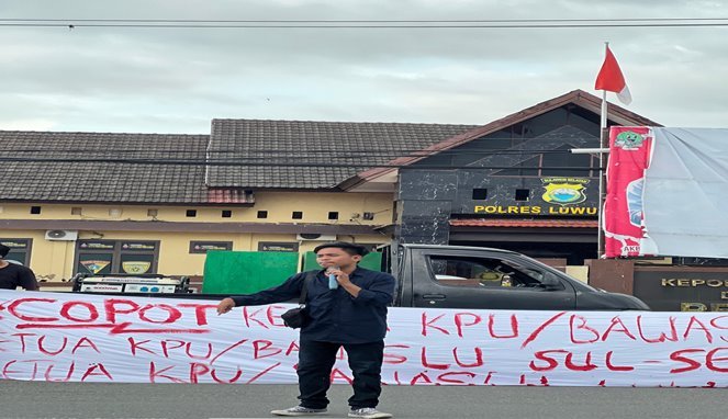 Foto Dukungan Bupati Luwu Utara Beredar, Massa Geruduk Bawaslu
