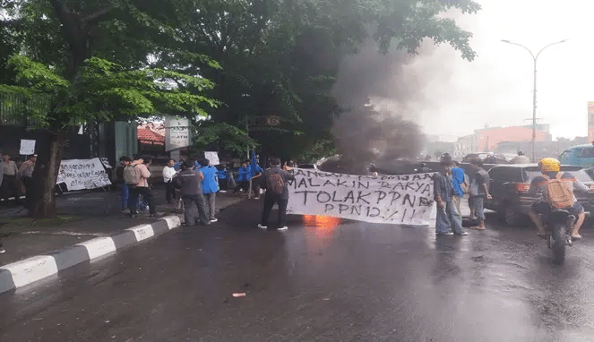 Aksi Panas di Makassar: Mahasiswa Tolak Kenaikan PPN