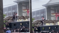 Demo Panas di Sulut! Pendemo dan Aparat Saling Hajar di Atas Truk Polisi