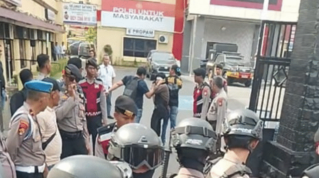 Polrestabes Makassar Ricuh! Advokat dan Mahasiswa Diseret Saat Aksi Damai