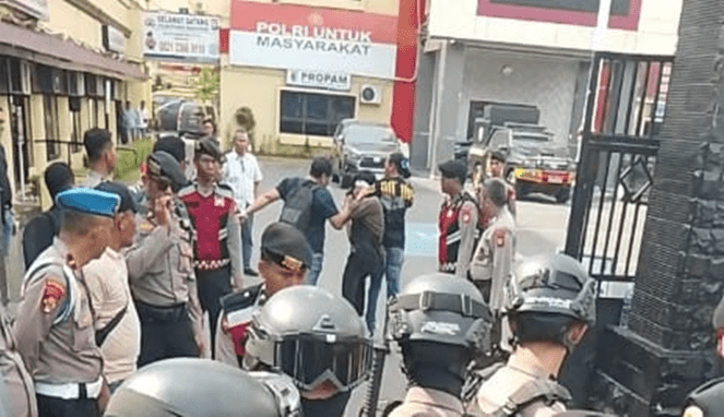 Polrestabes Makassar Ricuh! Advokat dan Mahasiswa Diseret Saat Aksi Damai
