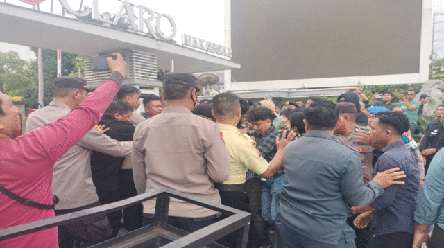 Panggung Orasi Jadi Arena Gebuk, Mahasiswa vs Security Hotel Claro