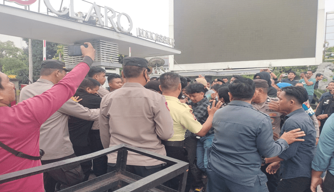 Panggung Orasi Jadi Arena Gebuk, Mahasiswa vs Security Hotel Claro
