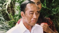 Jepretan foto salah satu awak media, terlihat wajah Jokowi dipenuhi bercak putih di pipi, dahi, hingga leher tampak memerah. PSI Gagal Dapat Jokowi, Isyarat Masalah Kesehatan Muncul?