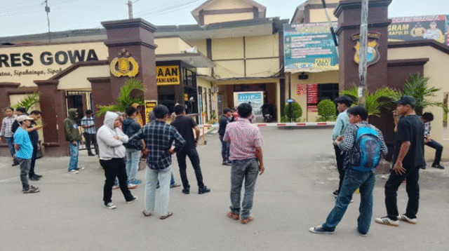 Mahasiswa Geruduk Polres Gowa, Tuntut Pecat Oknum Polisi Pemeras!