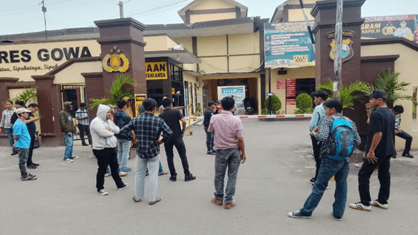 Mahasiswa Geruduk Polres Gowa, Tuntut Pecat Oknum Polisi Pemeras!