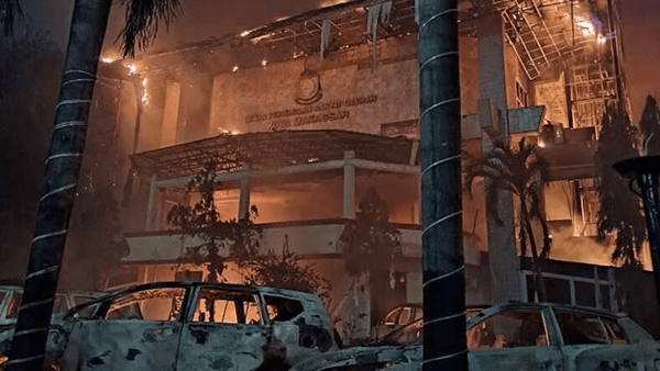 Pegawai DPRD Hangus Terjebak Api, Gedung DPRD Makassar Jadi Puing