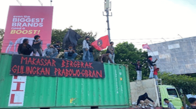 Teriakan Gulingkan Prabowo-Gibran Menggema di Makassar, DPR Jadi Sasaran