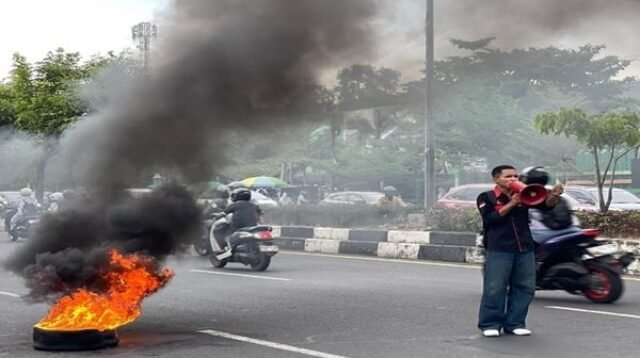 Makassar Memanas: Mahasiswa Demo Tunggal Tolak Gelar Pahlawan untuk Soeharto