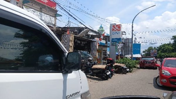 Jalan Umum Jadi Parkiran Toko, Dishub Takalar ke Mana?