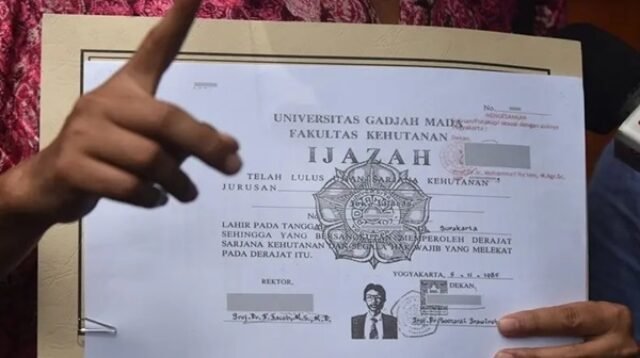 Fase Baru Polemik, Salinan Ijazah Jokowi Dibuka Tanpa Penyensoran