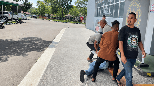 “Amankan Semua!” Detik-Detik Pendemo Dihajar Saat Bongkar Dugaan Mafia Narkoba Lapas Bollangi
