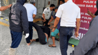Tangkapan layar rekaman video yang memperlihatkan detik-detik mencekam saat seorang mahasiswa diduga dipukul dan diseret oleh oknum petugas di Lapas Narkotika Kelas IIA Sungguminasa (Bollangi) di tengah kericuhan aksi unjuk rasa, Senin (25/5/2026). Demo Disebut Anarkis, Dugaan Pengalihan Isu Kasus Narkoba di Lapas Bollangi Menguat