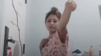Tangkapan layar video viral memperlihatkan seorang wanita saat melakukan siaran langsung di TikTok yang diduga berasal dari Kabupaten Sidrap, Sulawesi Selatan. Viral! Wanita Diduga Asal Sidrap Nekat Pamer “Susu” Saat Live TikTok, Polisi Selidiki