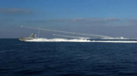 Garda Revolusi Iran menembakkan roket dari sejumlah kapal perang saat menggelar latihan militer di perairan Teluk. Foto: AFP. Konflik Memanas, Iran Serang Pangkalan AS di Teluk