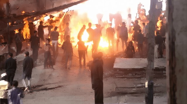 Puluhan Geng Motor Bentrok dengan Warga, Satu Trail Hangus Terbakar
